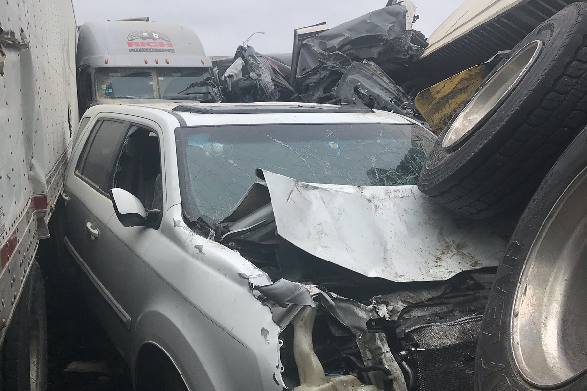 100 गाड्या एकमेकांवर आदळून भीषण अपघात, सहा जणांचा मृत्यू तर अनेकजण जखमी