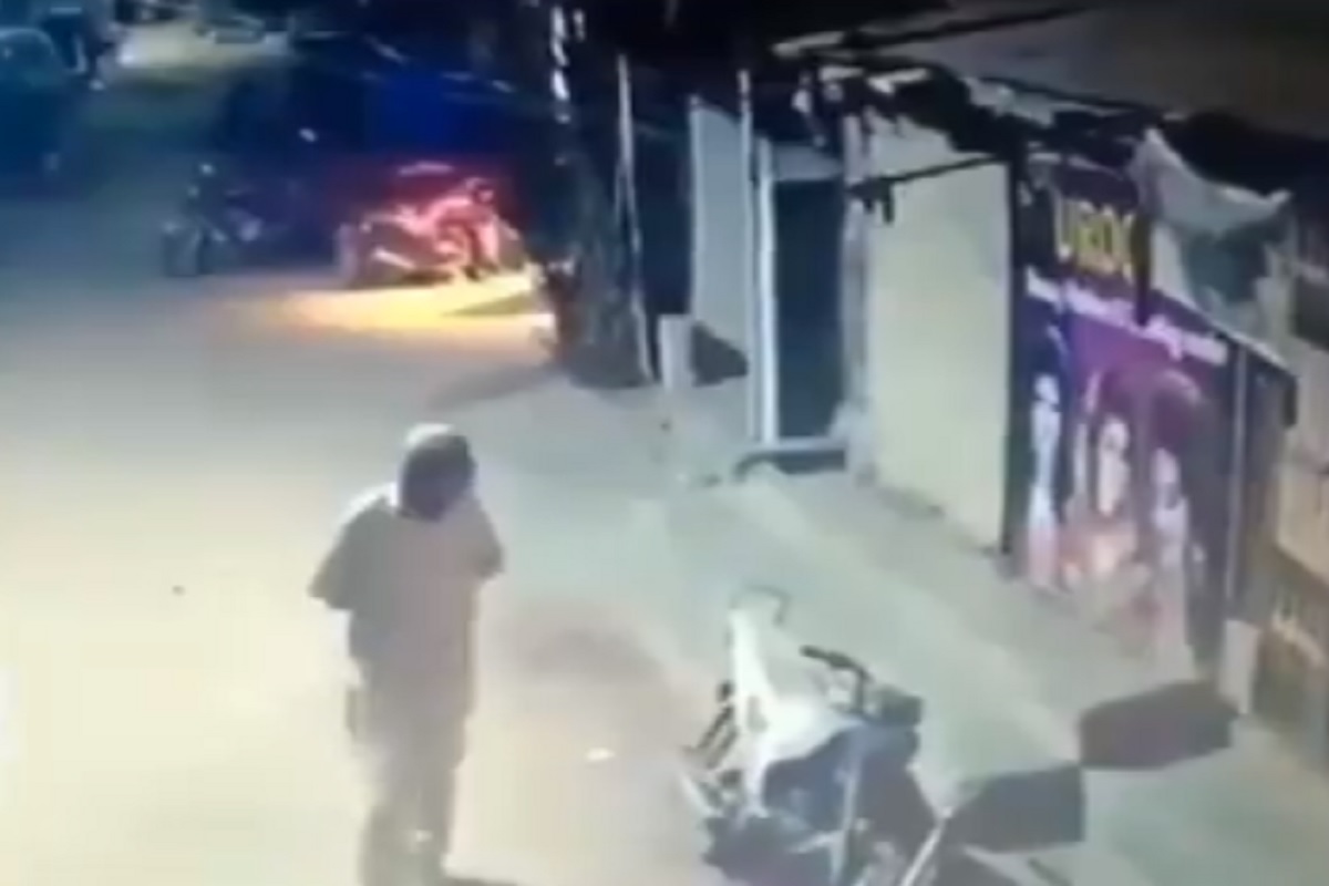 रस्त्यावरुन जाता जाता एकाच वेळी तीन अभिनेत्रींसोबत साजरा केला Kiss Day; VIDEO सीसीटीव्हीमध्ये कैद