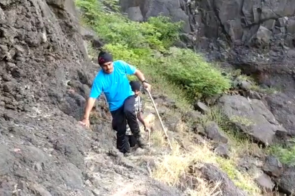 अभिमानास्पद! दोन्ही पायांनी अपंग असलेल्या युवकाची लिंगाणा किल्ल्यावर यशस्वी चढाई