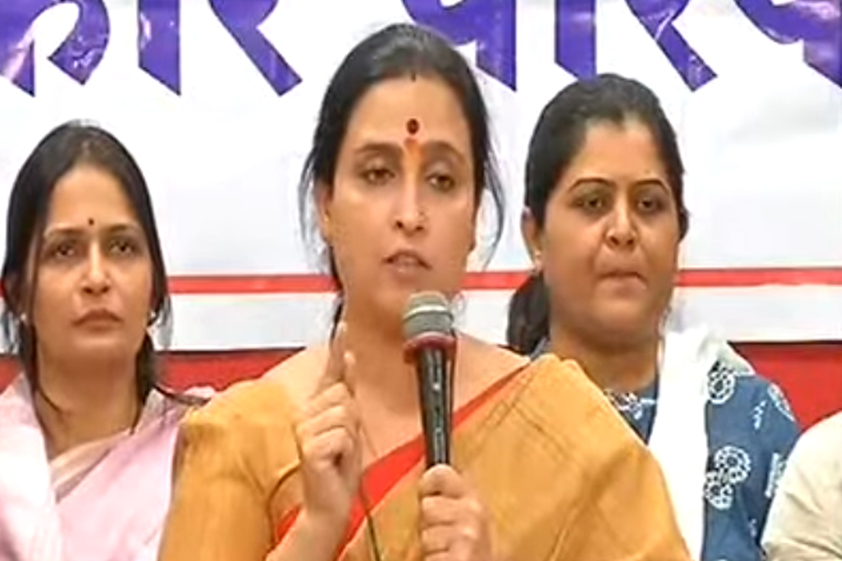 '...शरद पवार माझा बापच आहे', पतीविरोधात गुन्हा दाखल झाल्यानंतर चित्रा वाघ यांची पहिली प्रतिक्रिया