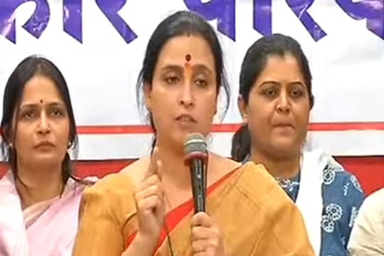 '...शरद पवार माझा बापच आहे', पतीविरोधात गुन्हा दाखल झाल्यानंतर चित्रा वाघ यांची पहिली प्रतिक्रिया