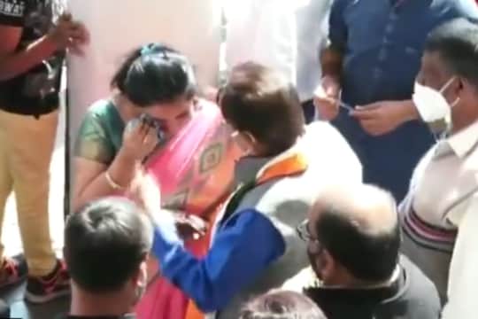 VIDEO : उमेदवारी अर्ज भरताना काँग्रेस महिला नेता ढसाढसा रडू लागली; मॅडमना सांभाळण्यासाठी कार्यकर्त्यांचा गराडा