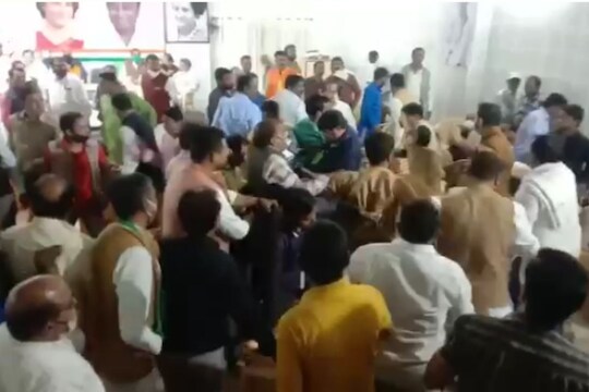 काँग्रेस पक्षाच्या कार्यालयात तुफान राडा; मारहाणीचा धक्कादायक VIDEO आला समोर