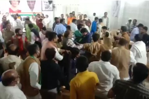  काँग्रेस कार्यालयातून हा धक्कादायक व्हिडिओ समोर आला आहे