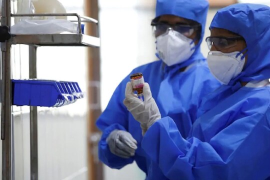 भारत बायोटेकमध्ये खळबळ, व्हॅक्सिन बनवणाऱ्या कंपनीतील 50 कर्मचारी पॉझिटिव्ह