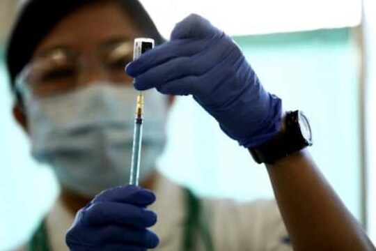 Corona Vaccine: लसीचे महिलांवर होताहेत सर्वाधिक साइड इफेक्ट्स