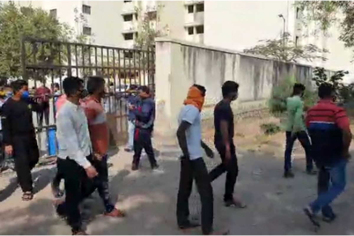 कोरोना रुग्णांचा भररस्त्यात गोंधळ; औरंगाबादच्या Covid सेंटरसमोरील धक्कादायक VIDEO आला समोर