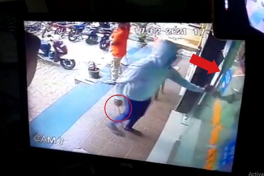 पुणे हादरलं! गुंडांच्या टोळक्याचा तरुणावर तलवार-कोयत्याने जीवघेणा हल्ला; घटनेचा थरार CCTV मध्ये कैद