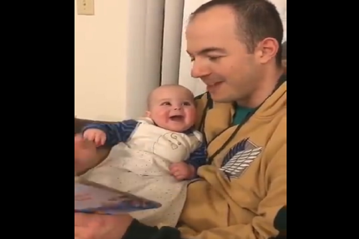 Cutest VIDEO: वेगवेगळ्या आवाजात गोष्ट सांगणाऱ्या बाबाकडे बघून गोड हसणाऱ्या तान्हुलीचा VIDEO जगभरात VIRAL