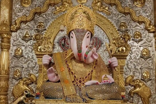 रवीवती चतुर्थीच्या दिवशी सकाळी लवकर उठावं 