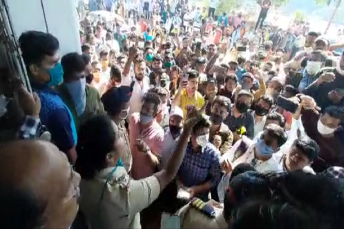 परीक्षेसाठी विद्यार्थी पोहोचले पण पेपरही नाही अन् पर्यवेक्षकही नाही, दापोलीतील परीक्षा केंद्रावर सावळा गोंधळ