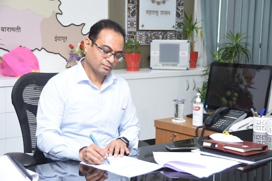 Pune Collector: आधुनिक काळातील श्रावणबाळ, आजीबाईची कथा ऐकून झाले भावुक