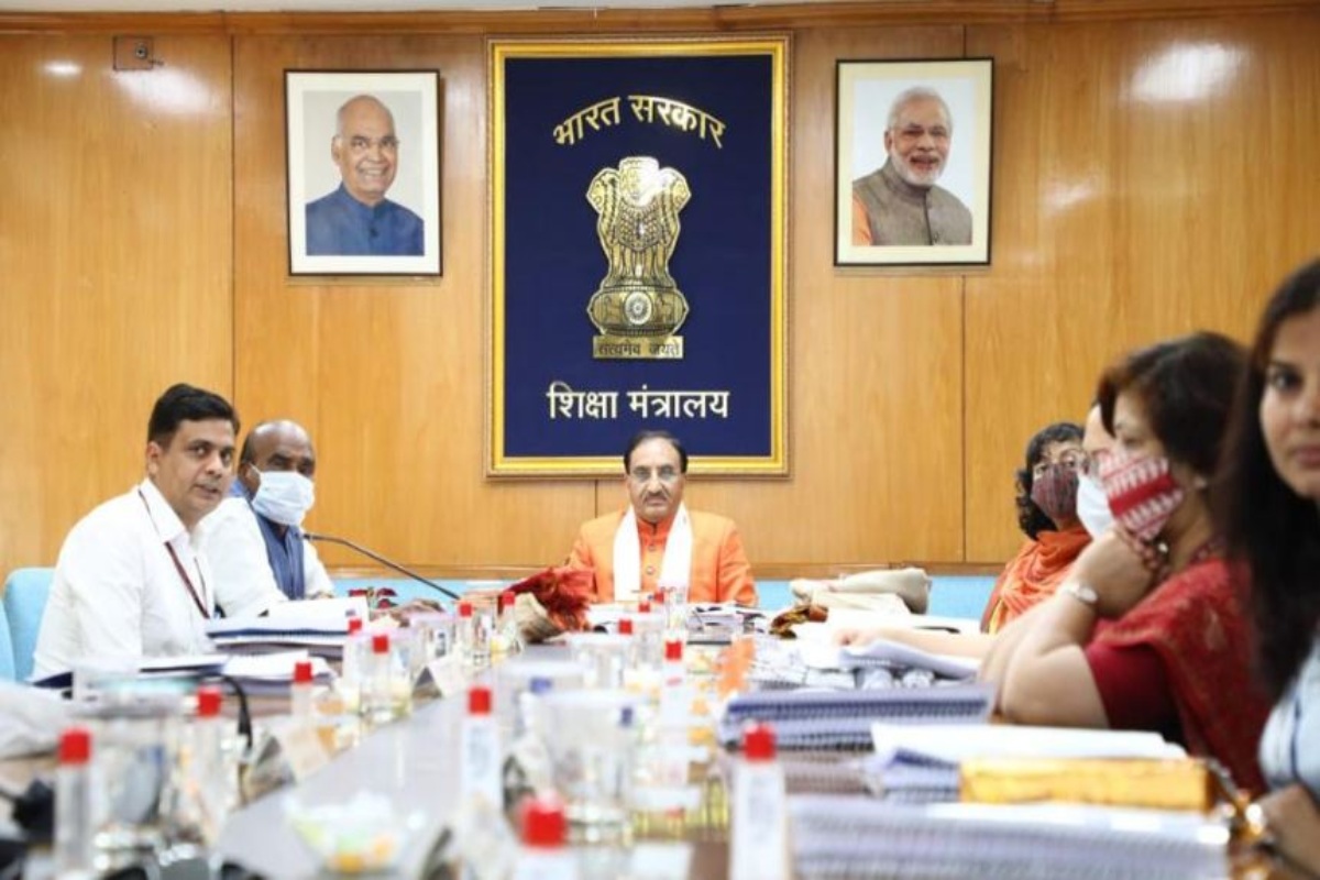 आता पाठ्यपुस्तकं विकत घेण्याची गरज नाही, शिक्षणमंत्र्यांनी केली महत्त्वाची घोषणा