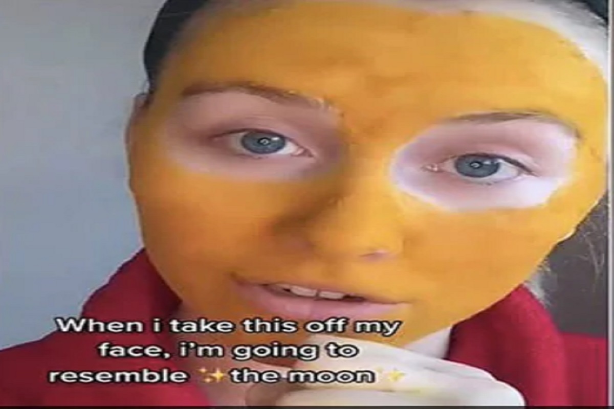 'आता मी चंद्रासारखे दिसेन', म्हणत तरुणीनं फेस मास्क हटवला आणि दिसला भयंकर चेहरा