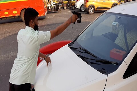 Fastag  5 rules : जर तुम्ही तुमच्या वाहनाला फास्टॅग स्टिकर लावले असेल आणि तुम्ही शहराबाहेर प्रवास करत असाल तर काही नियमांची माहिती तुम्हाला असणं आवश्यक आहे.