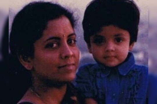 अर्थमंत्र्यांच्या लेकीचा Google वर शोध; कोण आहे निर्मला सीतारामन यांची मुलगी वांगमई पारकाला