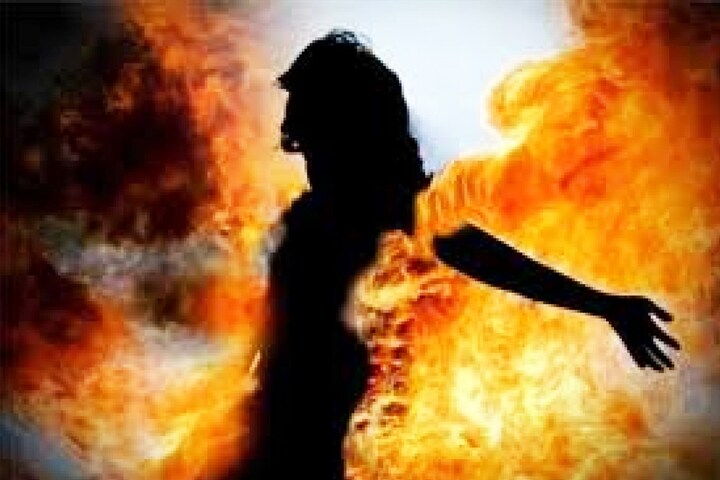 नवरा-बायकोच्या भांडणाने गाठलं टोक; स्वत:ला पेटवून नवऱ्याला मारली मिठी