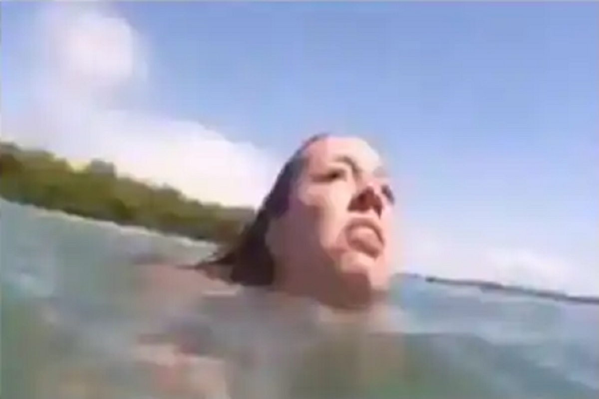 खोल समुद्रात पोहणाऱ्या तरुणीवर शार्कचा हल्ला; भयानक VIDEO कॅमेरात कैद, पाहा नेमकं काय झालं