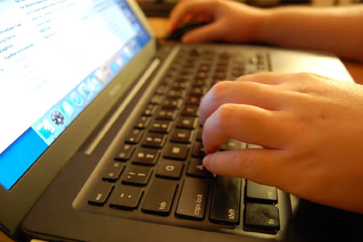 YouTube वर शिकला ऑनलाईन फ्रॉड; सासूच्याच अकाउंटमधून उडवले लाखो रुपये