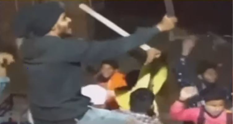 तडीपार गुंडाचा हातात हत्यारं घेऊन टोळीसोबत डान्स; पाहा VIDEO