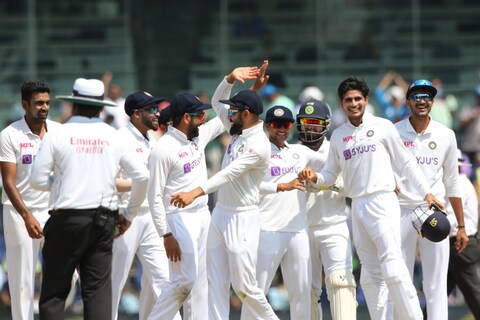 इंग्लंडविरुद्धच्या दुसऱ्या टेस्टवर भारताने (India vs England) आपली पकड आणखी मजबूत केली आहे. चेन्नई टेस्टच्या दुसऱ्या दिवशी तब्बल 15 विकेट पडल्या आहेत. 