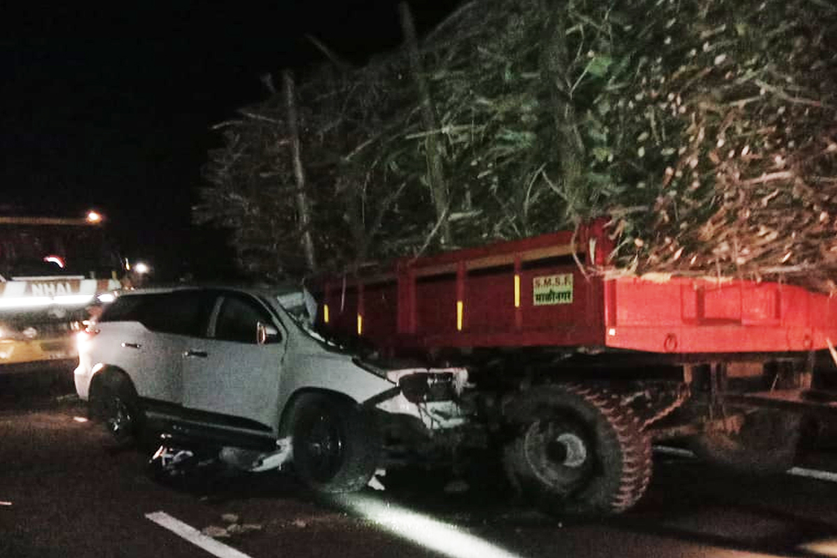 भरधाव फॉर्च्युनर उसाच्या ट्रॅक्टरला धडकली, 3 जण जागीच ठार