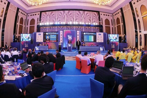 Indian Premier League Players Auctions 2021: इंडियन प्रीमियर लीगच्या 14 व्या सिझनसाठी (IPL 2021) गुरुवारी चेन्नईमध्ये लिलाव होणार आहे. या लिलावादरम्यान भारतीय क्रिकेट कंट्रोल बोर्डानं (BCCI) जारी केलेल्या काही गाईडलाईन्सचं सर्व फ्रँचायझींना पालन करावं लागणार आहे.