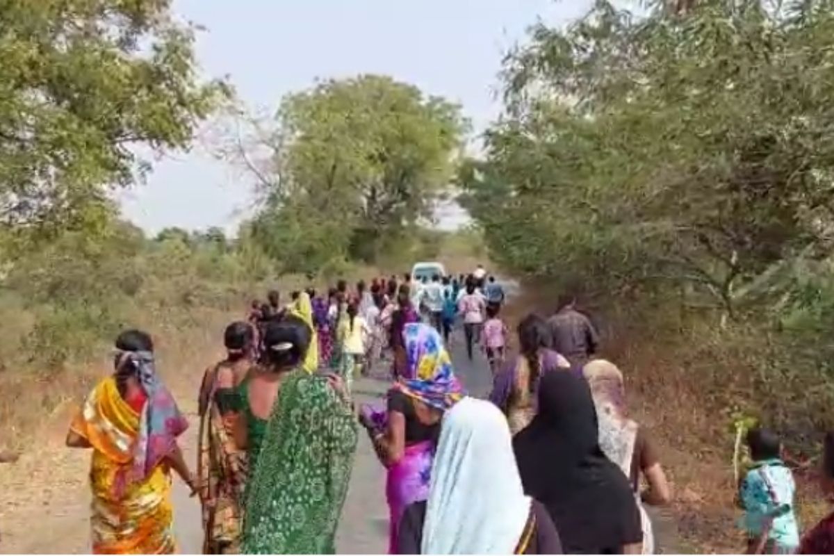 VIDEO : अख्खं गाव महिलेच्या मृतदेहामागे धावत होतं, जळगावातील अपघातानंतर घडला भयावह प्रकार