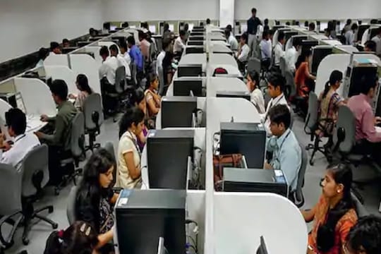 भारतात पुरुषांच्या तुलनेत महिलांना नोकरीसाठी पहिली पसंती; रिपोर्टमधून खुलासा