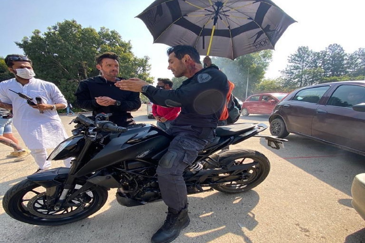 भर रस्त्यावर जॉनचा अब्राहमचा धडकी भरवणारा स्टंट, पाहा व्हायरल VIDEO