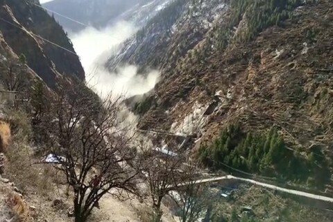 100 ते 150 लोकांबाबत माहिती नसल्याचं समोर आलं आहे. अचानक आलेल्या महापूरानंतर या लोकांबाबत कोणतीही माहिती मिळू शकलेली नाही.