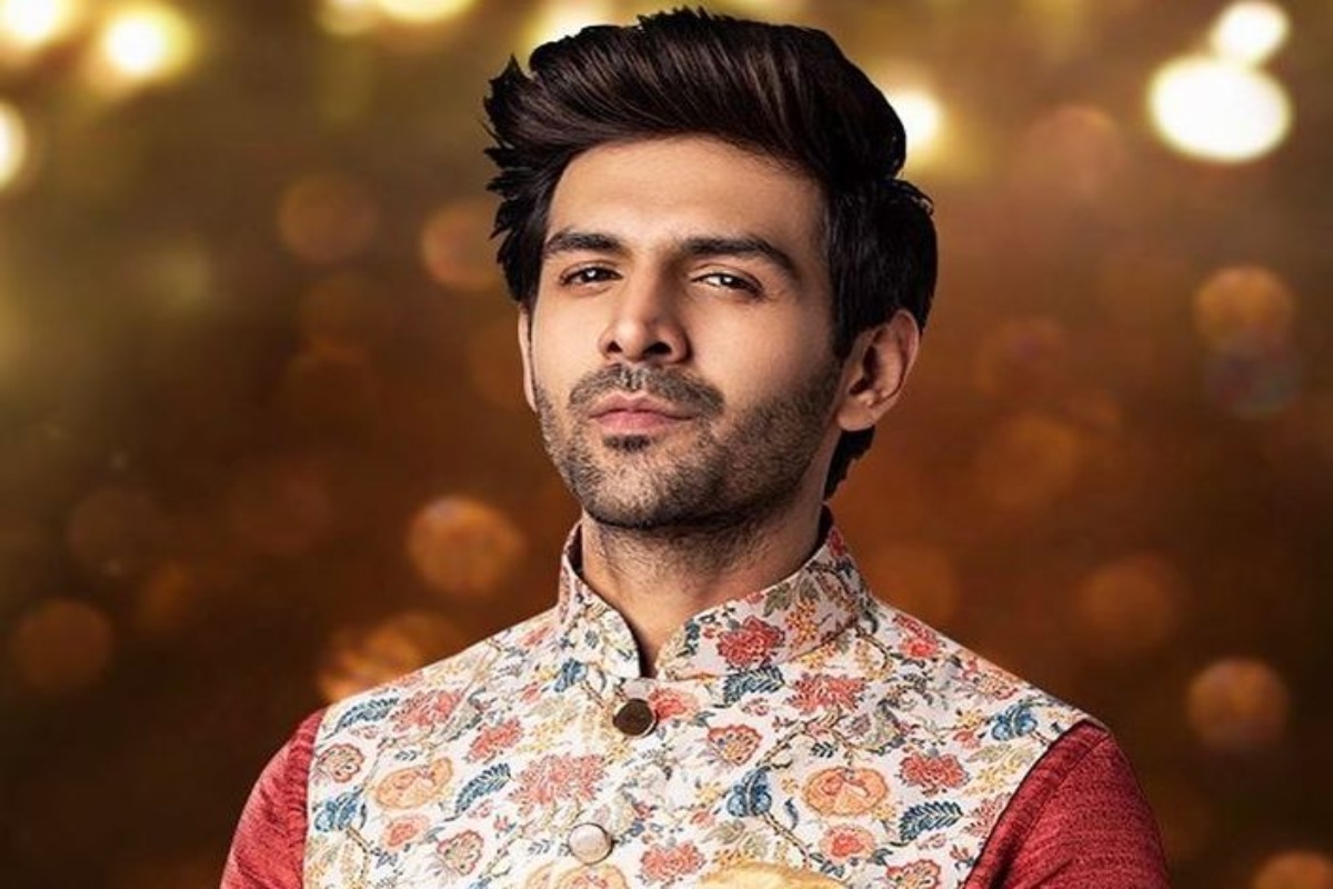 कार्तिकचा 'रोज डे' झाला खास, गुडघ्यावर बसून घेतलं गुलाब; VIDEO VIRAL