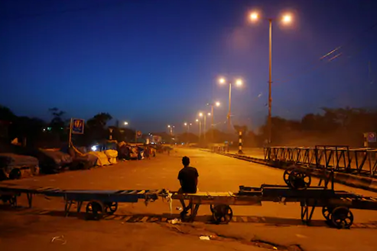 धक्कादायक आकडा! Lockdown निर्बंधांमुळे एप्रिलच्या एका महिन्यात देशभरात 75 लाख जणांच्या नोकऱ्यांवर गदा