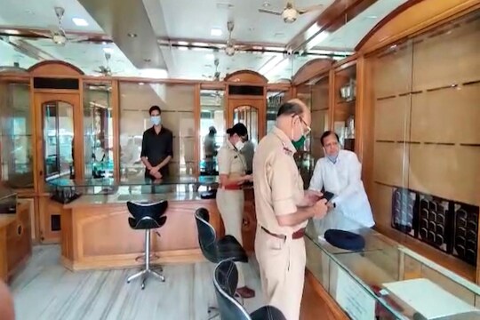 ज्वेलर्स दुकान फोडून 2 कोटींचे दागिने पळवले, बाजूलाच होते पोलीस स्टेशन!
