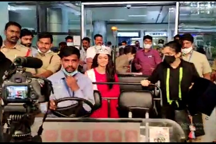 तिच्या या स्वागताचे फोटोज आणि व्हिडिओज इंटरनेटवर मोठ्या प्रमाणावर व्हायरल होत आहे. तिचं बुधवारी मुंबईहून हैदराबादच्या राजीव गांधी आंतराष्ट्रीय विमानतळावर आगमन झालं आहे.