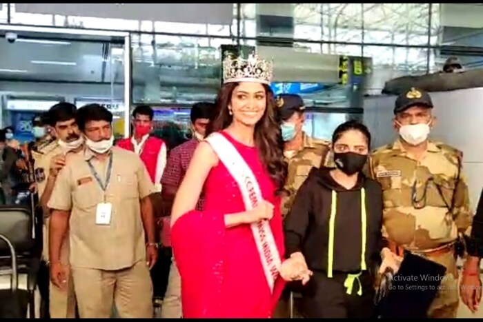 यावेळी तिचा मित्र परिवार आणि कुटुंबियांनी तिचं जोरदार स्वागत केलं आहे. विमानतळावर पोहोचल्यानंतर तिच्या चेहऱ्यावरील हास्य थांबतचं नव्हतं. तिला अनेकांनी पुष्पगुच्छ देत स्वागत केलं आहे. 