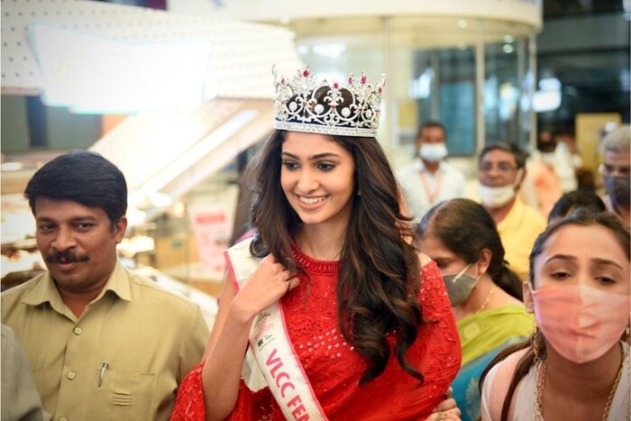  हैदराबादच्या मानसा वाराणसीने नुकताच VLCC फेमिना मिस इंडिया 2020 हा पुरस्कार जिंकला आहे. तिने हा पुरस्कार जिंकल्याने हैदराबादकरांनी तिचं जंगी स्वागत केलं आहे.