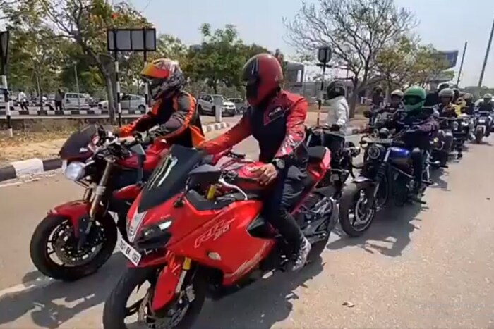  डोक्यावर मुकुट आणि अंगावर लाल रंगाचे कपडे घातलेली मानसा जंग जिंकून आल्याचा आनंद तिच्या चेहऱ्यावर होता. तिच्या स्वागतासाठी हैदराबादमधील बायकर्सचा ताफा 5 किमी इतका लांब होता. 