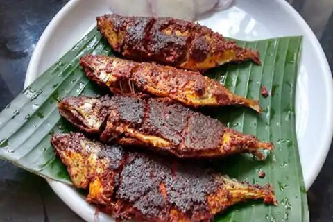 पायाच्या दुखण्यात फिश ऑईल वापरणं योग्य आहे. म्हणून आपल्या आहारात सीफूडचा समावेश करावा. यामुळे सूज,वेदना कमी करण्यास मदत होते.