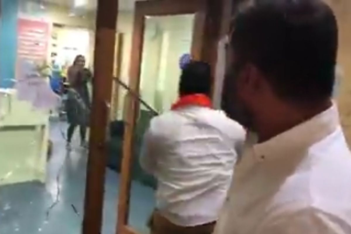 VIDEO : मनसे पुन्हा आक्रमक; पुण्यातील प्रसिद्ध कंपनीच्या कार्यालयाची तोडफोड