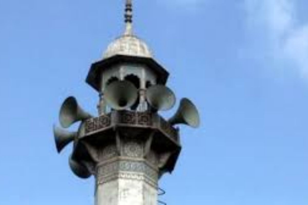 VIDEO : मशिदीचा माइक बंद करायला विसरले मौलवी; रात्रभर नागरिक 'या' आवाजांनी त्रस्त