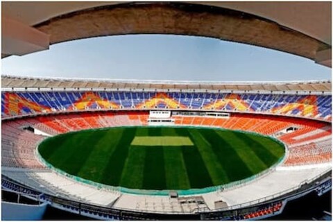 भारत विरुद्ध इंग्लंड (IND vs ENG) यांच्यातील तिसरी टेस्ट अहमदाबादच्या मोटेरा (Motera) स्टेडियमवर होणार आहे. हे जगातलं सर्वात मोठं स्टेडियम आहे. 