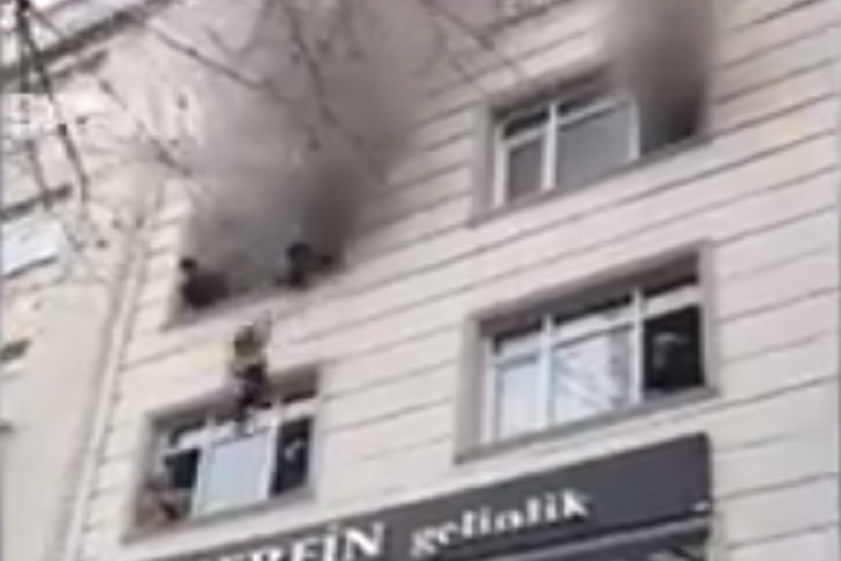 आगीपासून वाचवण्यासाठी आईनं लेकरांना तिसऱ्या मजल्यावरून फेकलं आणि... धडकी भरवणारा VIDEO