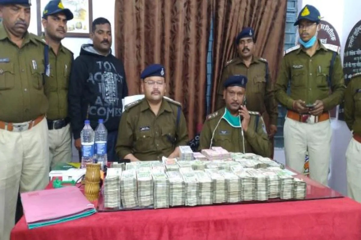 अचानक वाऱ्याबरोबर उडत आल्या अर्धवट जळलेल्या नोटा! हायवेवर घडलं अजब नाट्य