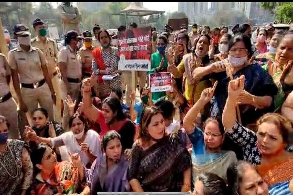 पूजा चव्हाण या तरुणीने केलेल्या आत्महत्या प्रकरणात (Pooja Chavan Suicide Case) महाविकास आघाडीतील मंत्री संजय राठोड चांगलेच अडचणीत सापडले आहेत. विरोधकांनी याप्रकरणात महाविकास आघाडी सरकारला चांगलंच धारेवर धरलं आहे पूजा चव्हाण या तरुणीने केलेल्या आत्महत्या प्रकरणात (Pooja Chavan Suicide Case) महाविकास आघाडीतील मंत्री संजय राठोड चांगलेच अडचणीत सापडले आहेत. विरोधकांनी याप्रकरणात महाविकास आघाडी सरकारला चांगलंच धारेवर धरलं आहे