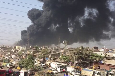 या गोदामात आइल तसंच भंगाराची दुकानं आहे. त्यामुळे काही क्षणात आगीने रौद्ररूप धारण केले. 