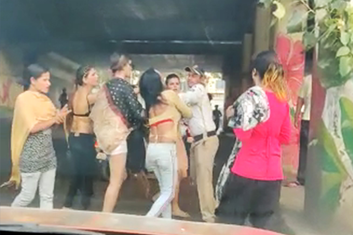 4 तृतीयपंथीयांनी मिळून भर रस्त्यावर केली मुंबई पोलिसाला मारहाण, धक्कादायक VIDEO