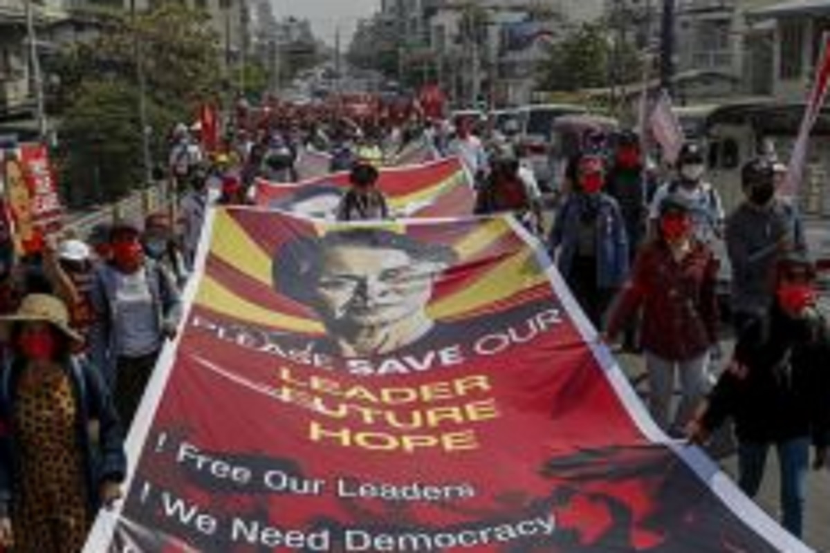 म्यानमार सत्तापालट; सलग दुसऱ्या दिवशी इंटरनेट सेवा बंद असल्याने नागरिक रस्त्यावर