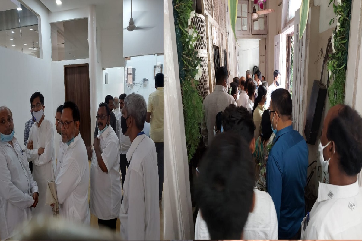 ना मास्क, ना सोशल डिस्टन्सिंग; अजित पवारांच्या आदेशाला पक्ष कार्यकर्त्यांकडूनच केराची टोपली