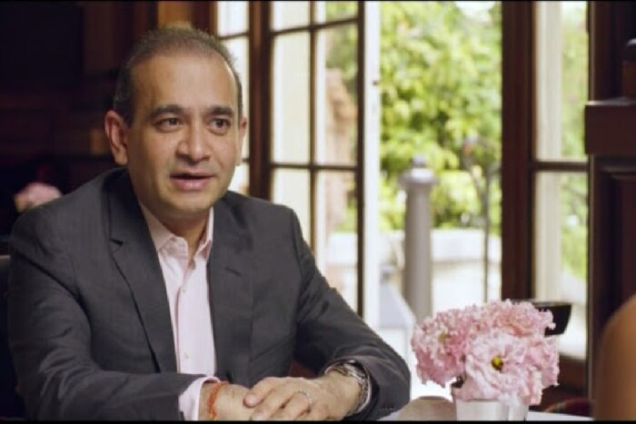  नीरव मोदीला भारताच्या स्वाधीन करायला अखेर ब्रिटनच्या न्यायालयाने परवानगी दिली आहे. UK च्या न्यायालयाने (UK court orders extradiction Nirav modi)नीरव मोदीच्या याचिकेवर सुनावणी करताना भारत सरकारच्या बाजून निर्णय घेत त्याच्या प्रत्यार्पणाला होकार दिला आहे. 